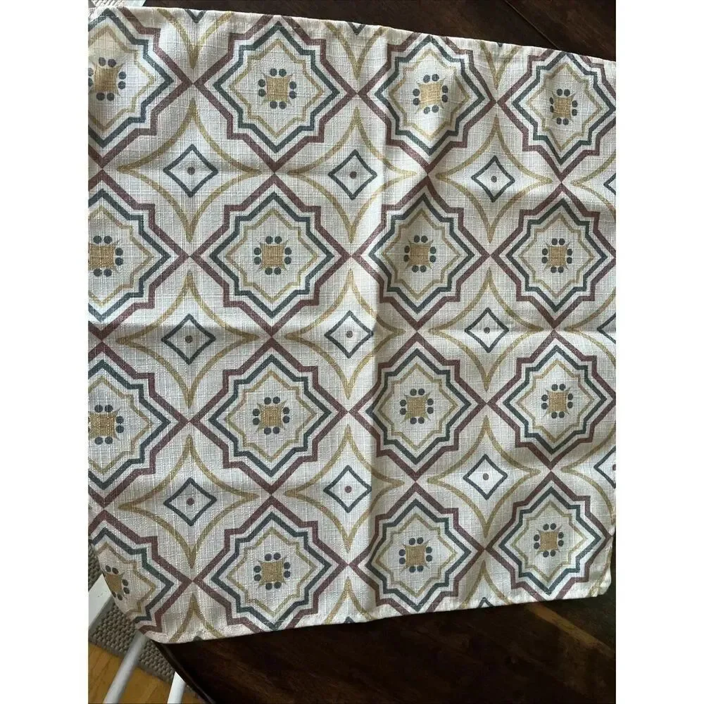 Food Network Year Round Set (4) Polyester Interlocking Geometric Design Napkins